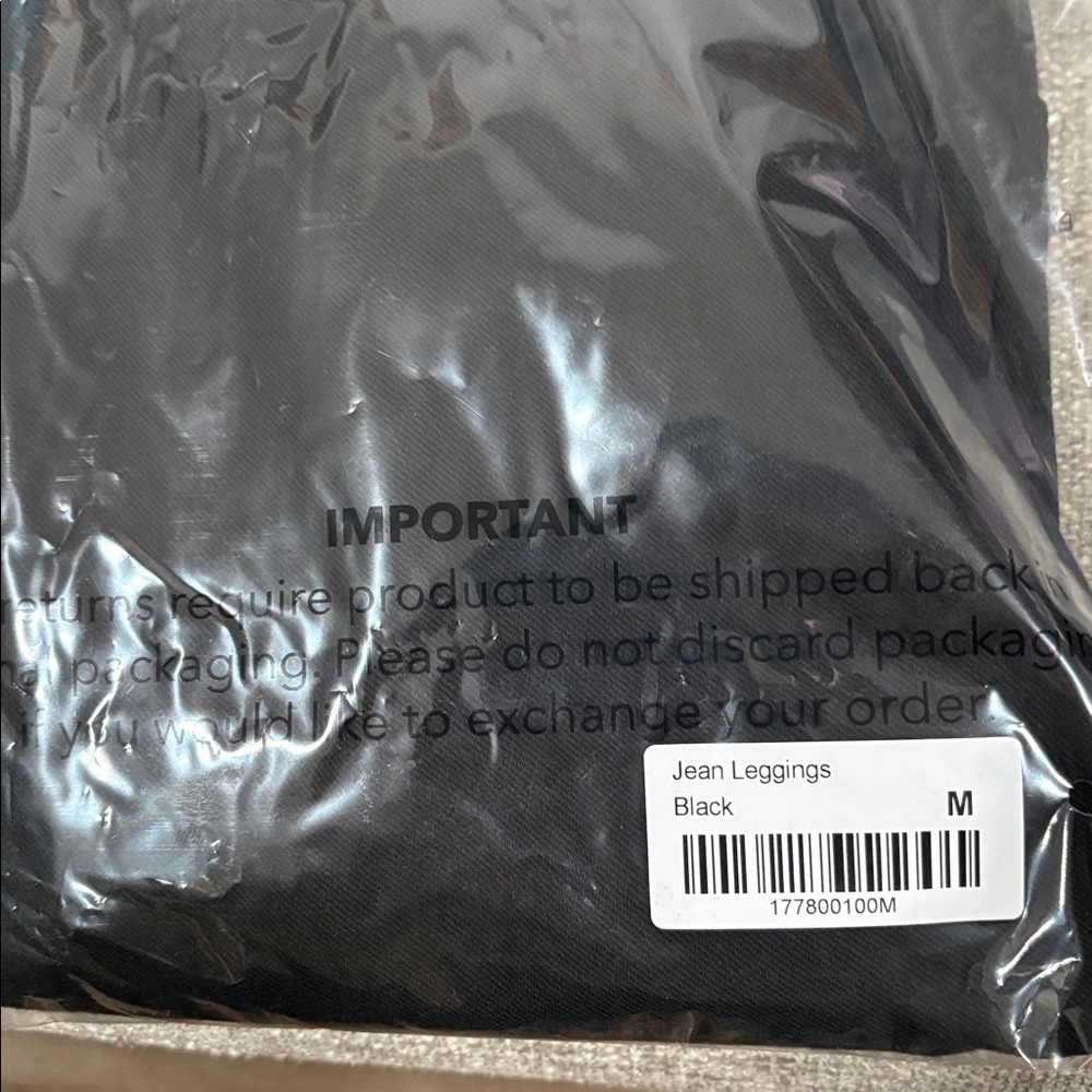 Ruby Ribbon Jean Leggings in Black - Picture 5 of 5